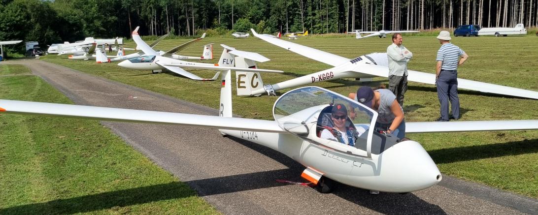 Pünktlich zum Bundesliga-Beginn am kommenden Wochenende stehen die Segelflieger wieder aufgereiht am Stillberghof – wenn das Wetter mitspielt.