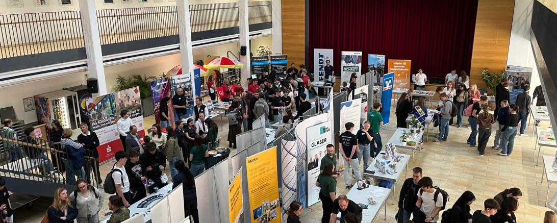 Hinten: Rafael Nagel, Denis Alexa, Max Ziffer, Levin Löblein, Leni Kopp, Jürgen Faber; Vorne: Fabrizio Helbig, Julius Fieger, Nadine Herder, Jan Simma, Nils Henkel