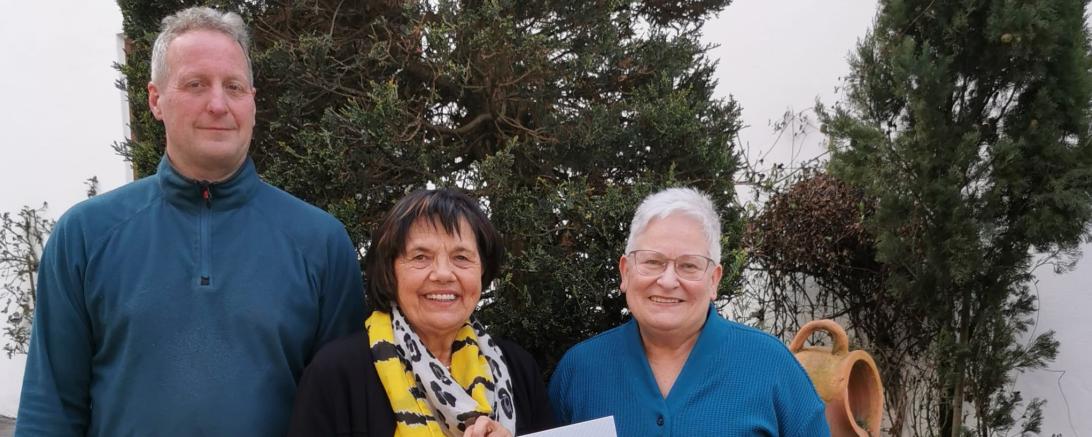 Die Spendensumme von 1.500 Euro wurde an Frau Rosmarie Schweyer vom Verein Glühwürmchen e.V. durch die Vorsitzenden des Kreis-Chorverbandes Nordschwaben Frau Marion Schauer und Herrn Oliver Hertle übergeben.