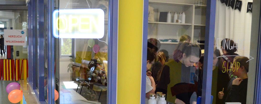 Die Schülerfirma „RainerStyle“ an der Realschule Rain feiert seine Eröffnung.