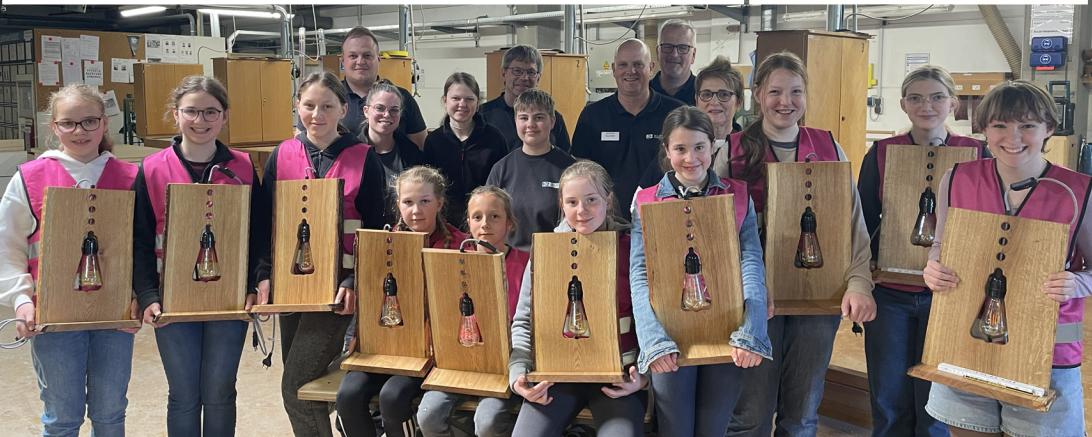 Das Bild zeigt vorne die Teilnehmerinnen und in der hinteren Reihe die Ausbilder:innen und Betreuer:innen.