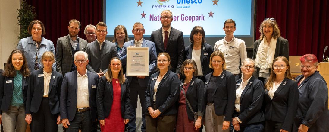 V. l. n. r. oben: Bürgermeisterin Bergdolt, Bürgermeister Heydecker (beide Vorstand Geopark Ries e. V.), Dr. Gösta Hoffmann (Dt. UNESCO-Kommission), OB David Wittner, Dr. Marlen Meißner (Dt. UNESCO-Kommission), Harald Herrmann (Auswärtiges Amt), Team Geopark Ries e. V., Mitte unten (in Rot): Heike Burkhardt (Geschäftsführerin Geopark Ries e. V.)