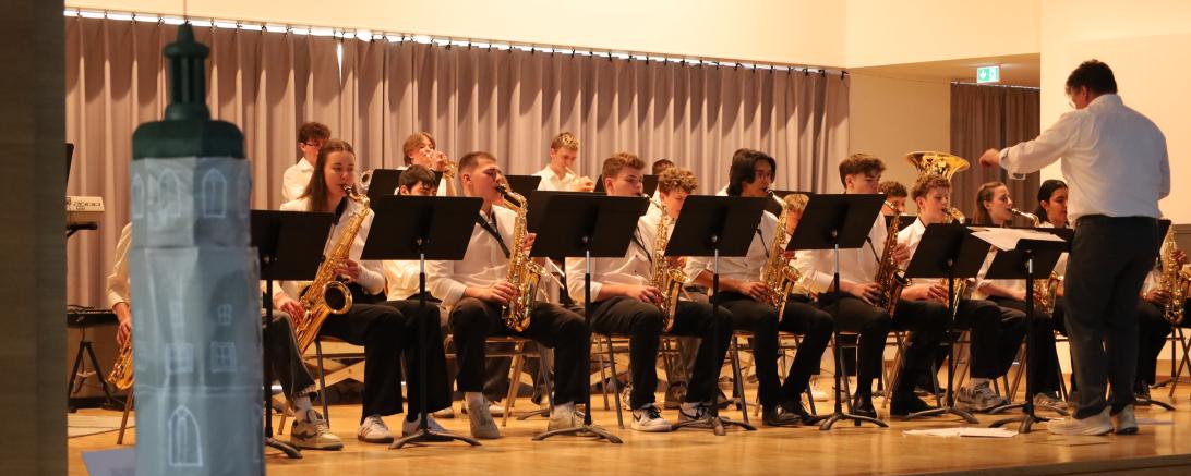 Beim Jazz-Kunst-Abend begeisterte die Bigband des THG unter dem Dirigat von Andreas Nagl auf der Bühne ebenso wie die Kunstwerke in der Aula, wie z.B. das Modell von Daniel und St. Georgs-Kirche im Maßstab 1:47.