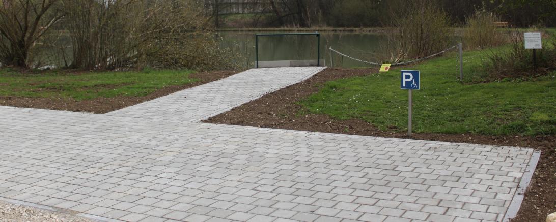 Behindertengerechte Parkplätze und Angelplätze wurden angelegt.