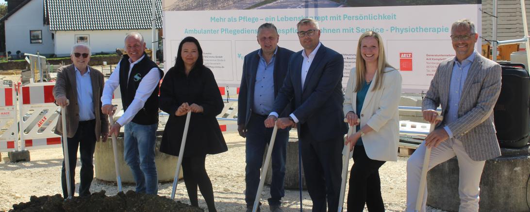 Mit dem Spatenstich beginnt nach zweijähriger Planungsphase der Bau des Seniorenhauses.