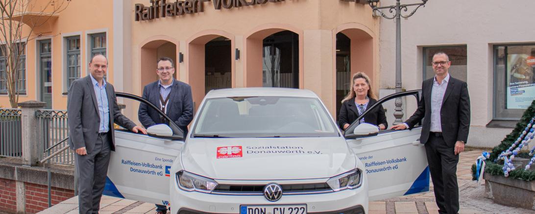 Die beiden Vorstände der Raiffeisen-Volksbank Donauwörth eG Alexander Lehmann (links) und Hubert Wöger (rechts) übergeben das neue VRmobil an Geschäftsführer Branko Schäpers und Pflegekraft Daniela Gail vom Caritasverband des Landkreis Donau-Ries.