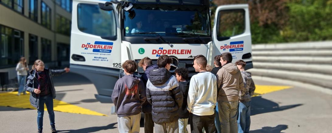 Mittelschüler lernen den „toten Winkel“ kennen