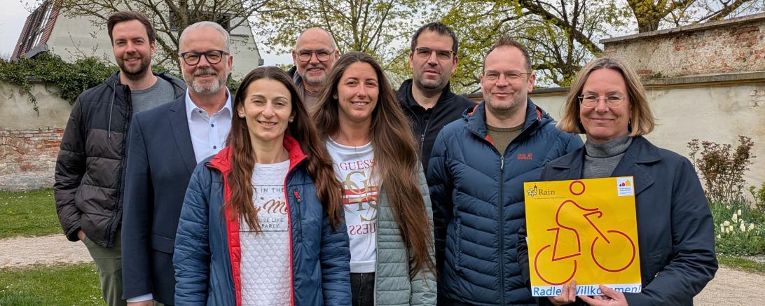 Gastgeber der Aktion „Radler Willkommen!“ zusammen mit 1. Bürgermeister Karl Rehm; v.l.n.r.: Florian Lein (Stadt Rain), 1. Bürgermeister Karl Rehm, Monika Hanisch (Hotel Lutz), Markus Jocher (CIMA Beratung + Management GmbH), Julia Möst (Hotel Lutz), Christian Hertl (Gasthof Neuwirt), Stefan Stöckle (Gasthaus & Hotel „zum Boarn“), Dr. Ursula Buchmann (Dehner)