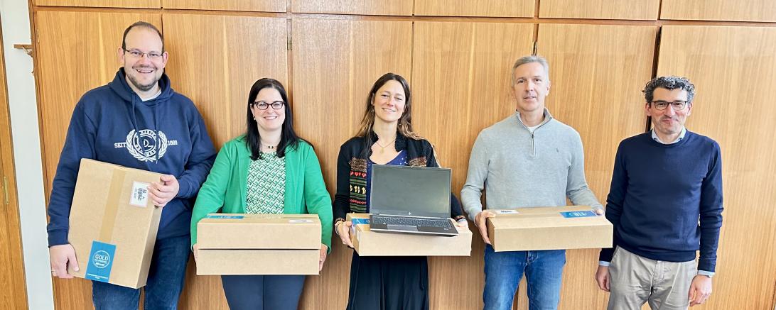 V.l.n.r.: Elternbeiratsvorsitzender Holger Hämmerlein, Lehrkräfte Claudia Mederle und Lena Hopfinger, Fördervereinsvorsitzender Karl-Heinz Riehm, Schulleiter Manuel Streubert.