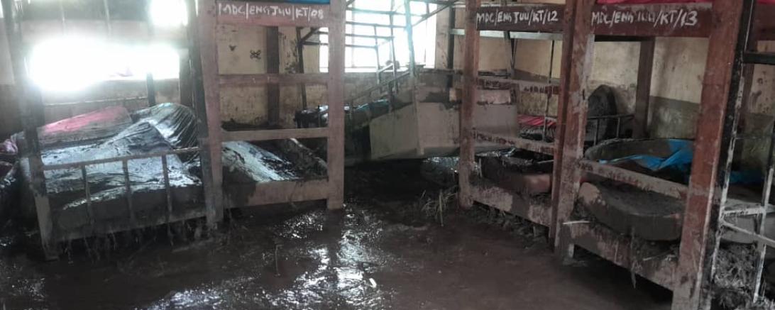 Überschwemmungsschäden in der „Engaruka Juu Boarding Primary School“: Schlamm und Wasser haben Schlafräume und Inventar stark beschädigt (Quelle: Upendo e.V.)