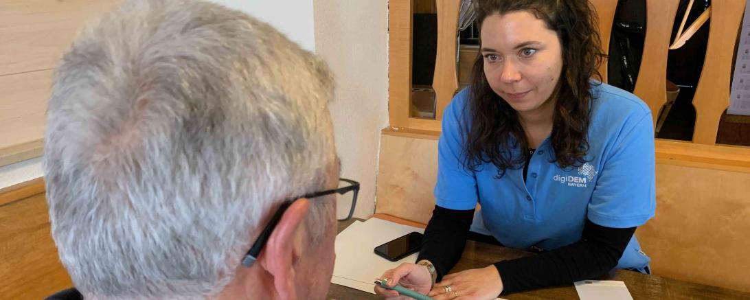 Lisa Laininger führt einen Gedächtnistest durch