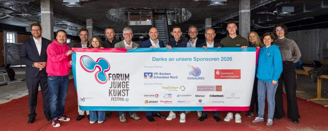 Vertreterinnen und Vertreter der Sponsoren, Unterstützer und Organisatoren des Forum Junge Kunst 2026 beim Pressetermin in der künftigen Festival-Location in Donauwörth. 