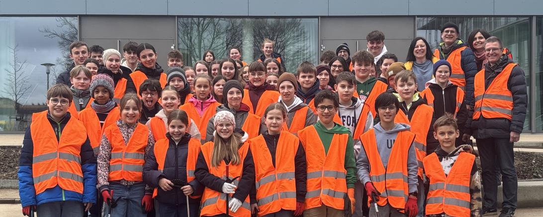 Die fleißigen Teilnehmer des THG Nördlingen an der Müllsammelaktion des AWV.