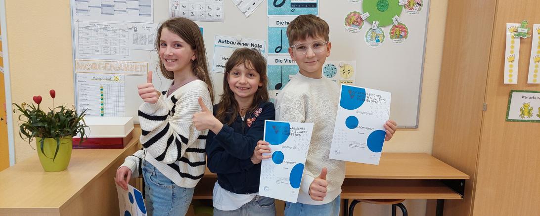 Linda Weißgerber, Leni Stöcklein und Aaron Sengenberger freuen sich über ihren Preis 