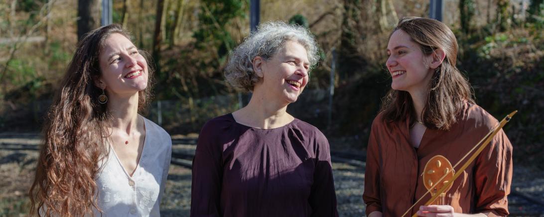 Karin Weston - Gesang, Harfe; Mélina Perlein - Féliers, Harfe; Sabine Lutzenberger - Gesang, Harfe, Lg.