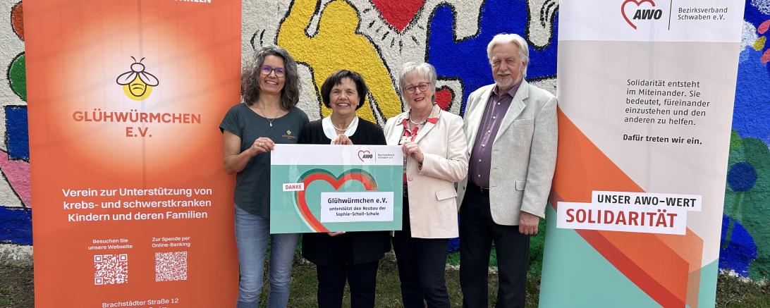 Der Glühwürmchen e. V. unterstützt den Neubau der Sophie-Scholl-Schule mit einer beachtlichen Summe. Über die Spende freuen sich, von links: Martina Lang (Schatzmeisterin, Glühwürmchen e. V.), Rosmarie Schweyer (1. Vorsitzende, Glühwürmchen e. V.), Brigitte Protschka (Präsidentin, AWO Schwaben) und Horst Winter (Vorsitzender, AWO Kreisverband Neuburg).