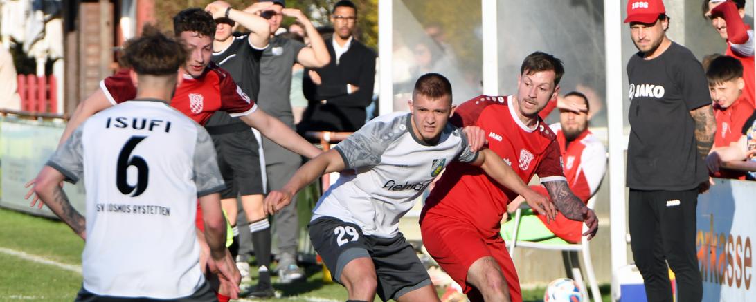Spielszene vor den Trainerbänken.