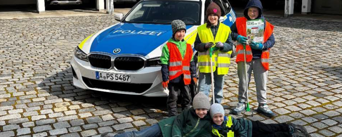 Mit Aufmerksamkeit und Verantwortungsbewusstsein entdeckten Kinder bei der Flursäuberung in Nördlingen eine gestohlene Kasse. Als Belohnung gab es Malbücher für die jungen Finder. 