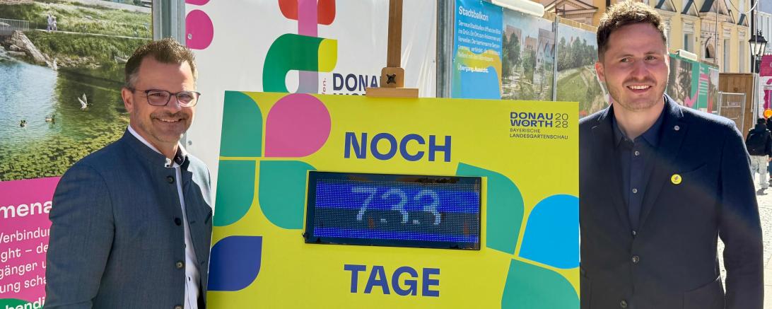 Oberbürgermeister Jürgen Sorré (l.) und Geschäftsführer Patrick Wörle verkünden: In 733 Tagen beginnt die Landesgartenschau in Donauwörth! 