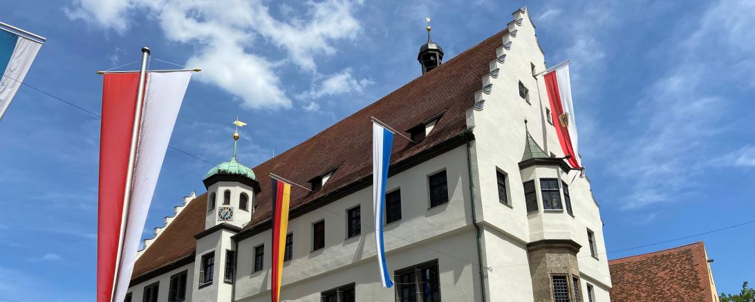 Der traditionelle Stabenfestumzug zieht am Montag, 11. Mai 2026, ab 9.30 Uhr wieder durch die Nördlinger Innenstadt. Während des Umzugs kommt es entlang der Zugstrecke zu zeitweisen Straßensperrungen. Am Stabenmontag bleiben zudem die städtischen Verwaltungseinrichtungen geschlossen.