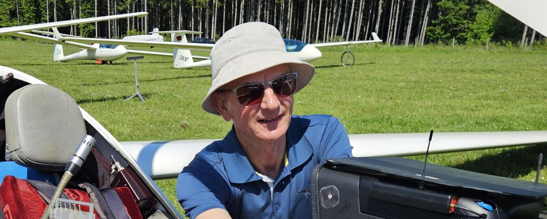 Bernhard Hämmerl bereitet das Cockpit seines Segelflugzeugs für einen Bundesliga-Flug vor.
