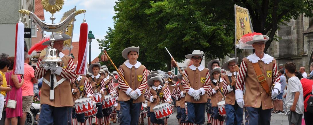 Der Umzug ist traditioneller Bestandteil der Nördlinger Mess'.