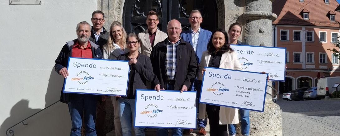 Bei der Scheckübergabe (von links): Helmut Weiß (Tafel), Thorsten Häußer (Betriebsratsvorsitzender), Susanne Vogl und Silvia Balan (beide Tafel), Oberbürgermeister David Wittner, Hans Engelbrecht (Netze ODR), Landrat Stefan Rößle, Heike Meyr (Nachbarschaftshilfe) und Nina Thorwart (Jugendsozialarbeit).
