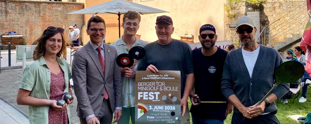 Freuen sich auf die Lange Nacht des Minigolfs: (v.l.n.r.). Nina Thorwart (Organisation Boule), Oberbürgermeister David Wittner, DJ Benno, Ralf „Ralla“ Kluge (Platzbetreiber), Christian „Schnippi“ Friedrich (Boule-Spielergemeinschaft) und Martin Wagner (GAS Food & Beverage).
