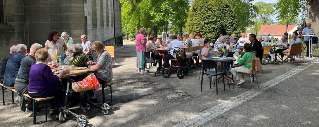 Zahlreiche Besucherinnen und Besucher genossen beim ersten „FriedhofsTässle“ in Nördlingen einen sonnigen Nachmittag voller Begegnung, Gespräche und gemeinsamer Momente.
