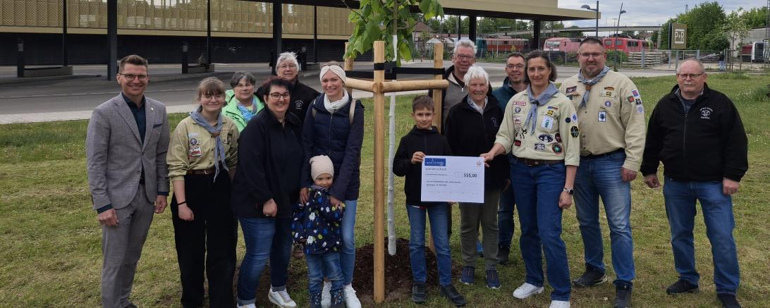 Gemeinsam für den guten Zweck: Vertreterinnen und Vertreter der DPSG Nordilo pflanzten gemeinsam mit Oberbürgermeister David Wittner (links) zum 55-jährigen Bestehen der Christbaumaktion Baum. Ein Teil des Erlöses der Christbaumaktion geht in diesem Jahr an die „Nördlinger Hilfe in Not“.