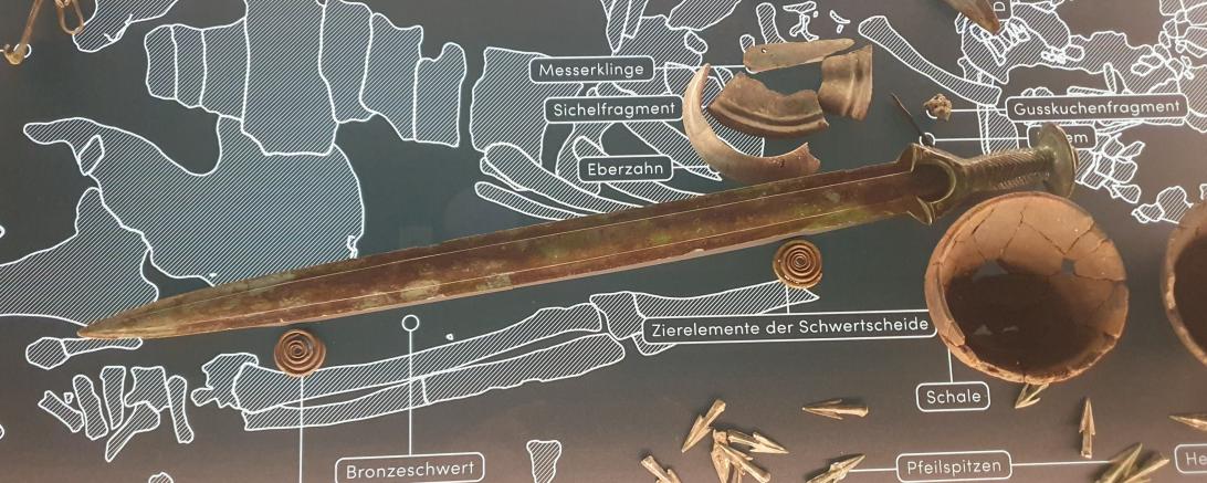Das Bronzeschwert und der Eberzahn sowie weitere Funde aus der Begräbnisstätte werden in der Bronzezeitausstellung des Nördlinger Stadtmuseums präsentiert.