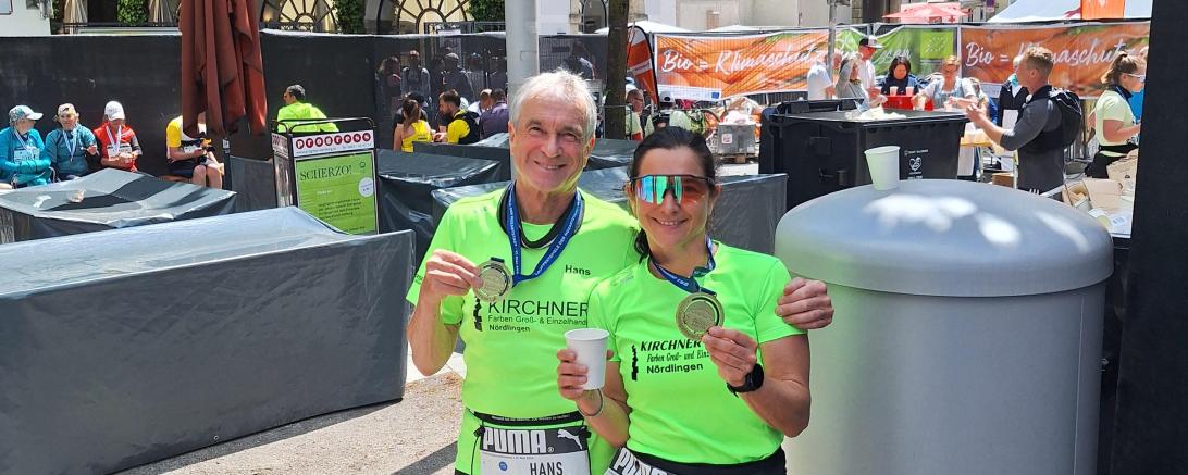 Das Foto kurz nach dem Zieleinlauf im Zielbereich, links Hans Niederhuber, rechts Sabrina Lawatschka.