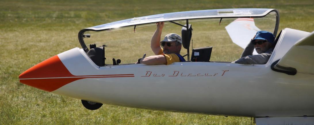 Das Donauwörther Duo startklar im Segler „Duo Discus“: Peer Zitzmann (links) und Ovidiu Chrican nahmen am Segelflug-Wettbewerb in Klix teil.