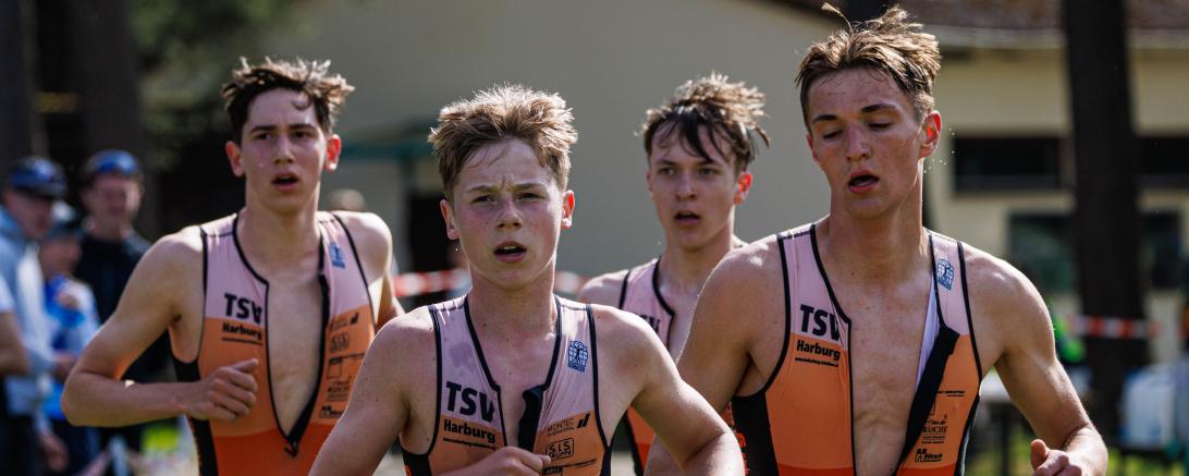 Laufstrecke (vlnr Leo Österlein, Joel Westphal, Max Schweinberger, David Wölfel)