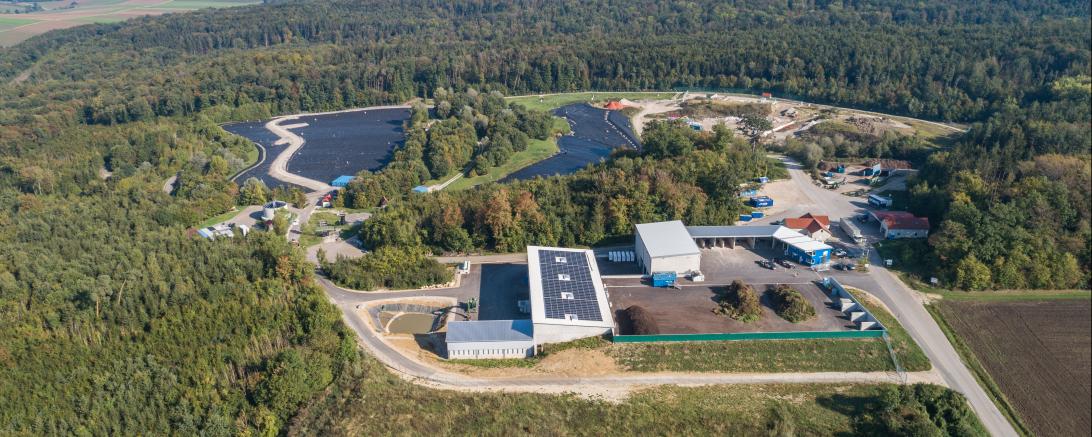 Luftaufnahme des Recyclinghofes Binsberg (Vordergrund) und der dahinterliegenden Deponie – aufgenommen vor Beginn der Erweiterungsmaßnahme.
