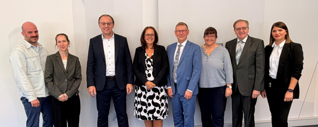 Auf dem Bild von links nach rechts:   Andreas Fischer, Fachbereichsleiter Sozialwesen, Landratsamt Donau-Ries  Sandra Langner, Abteilungsleiterin Soziales, Landratsamt Donau-Ries  Norbert Gehring, Geschäftsführer operativ, Agentur für Arbeit Donauwörth  Silke Königsberger, Vorsitzende der Geschäftsführung, Agentur für Arbeit Donauwörth  Stefan Rößle, Landrat Landkreis Donau-Ries  Monika Holzmann, Geschäftsführerin Jobcenter Donau-Ries  Josef Meyer, Vorsitzender des Verwaltungsausschusses der Agentur für Arb