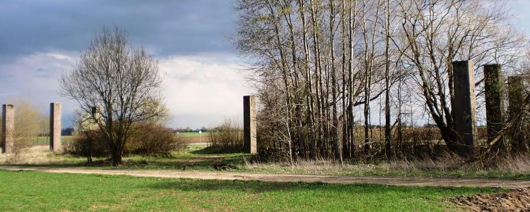 Die Reste der Einflughalle an der Straße nach Maihingen. 
