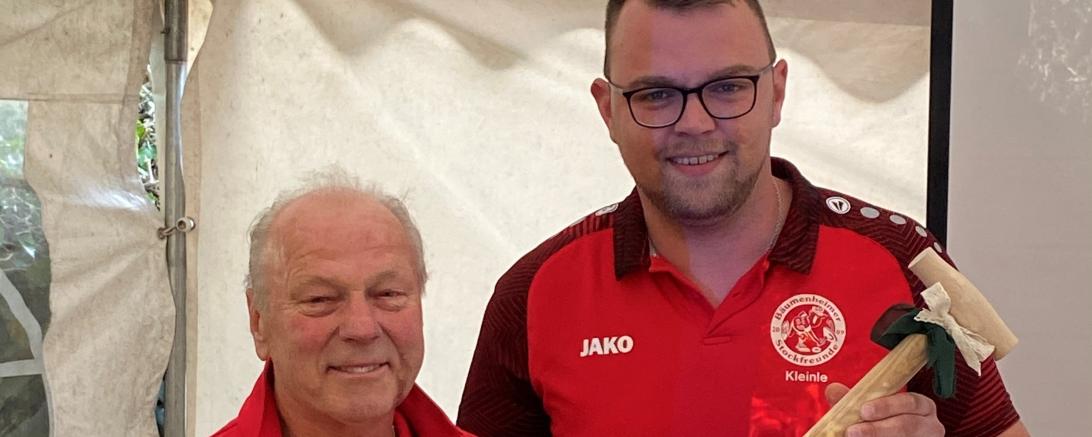 Stefan Kleinle (rechts im Bild) gratuliert Günther Süß zu seiner Ernennung als Ehrenmitglied.