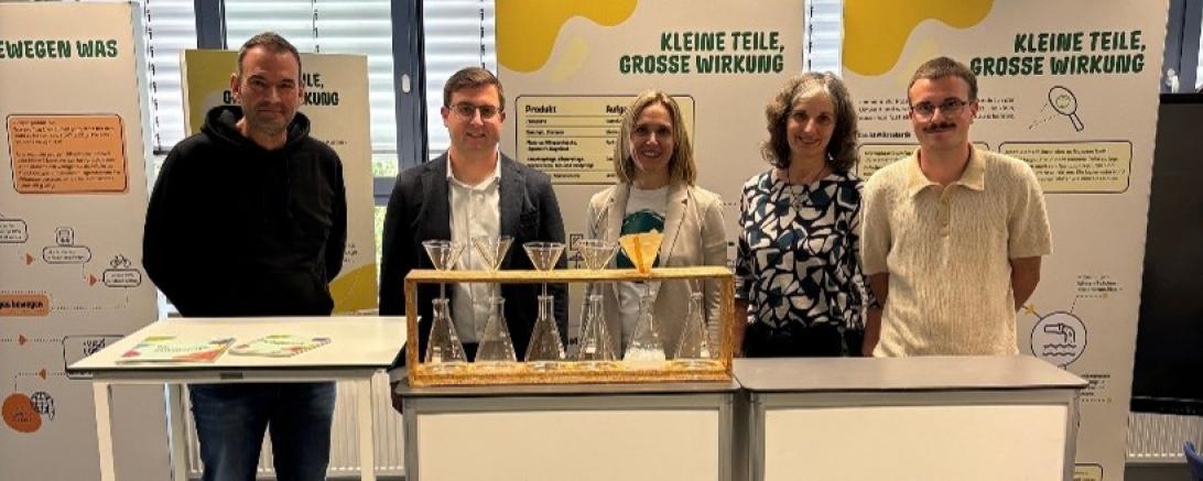Freuen sich gemeinsam über den Stopp der NachhaltICHkeitsArena in Rain (v.l.n.r.): Rektor Christian Sattich, Zweiter Bürgermeister Manuel Paula, Lehrkraft Melanie Eubel, AOK-Gesundheitsfachkraft Cornelia Zink und Jonas Landes.