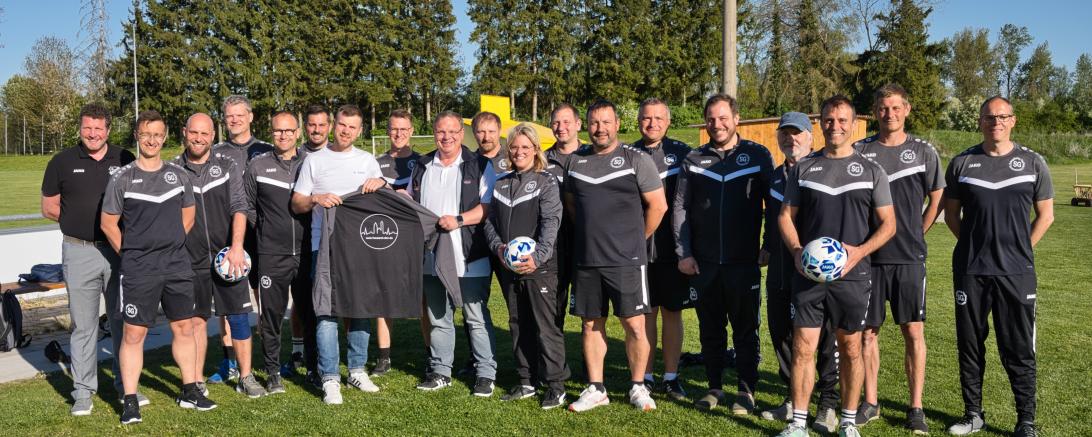 Jugendtrainer des SG Tapfheim in neuer Vereinskleidung