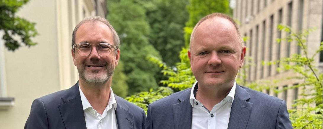 Auf dem Bild zu sehen (von links): Vorstandsmitglied Michael Scholz mit Firmen- und Kommunalkundenberater Josef Herrmann.