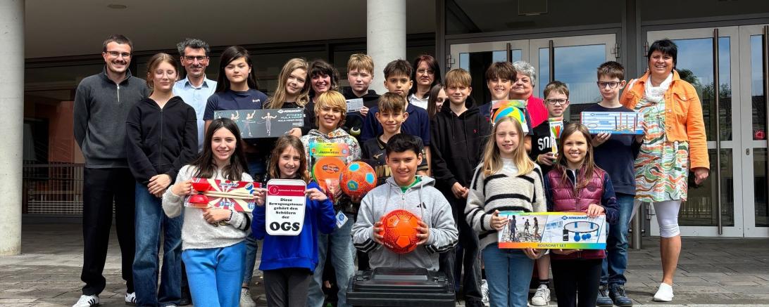 Die Lehrkräfte und Schüler freuen sich über Ihre neuen Bewegungstonnen.