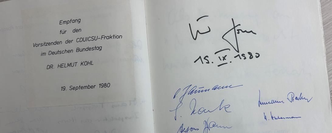 Helmut Kohl war am 19. September 1980 im Rahmen des Bundestagswahlkampfes in Donauwörth. Obwohl Franz Josef Strauß (CSU) der Kanzlerkandidat der Union für die Bundestagswahl am 5. Oktober 1980 war, unterstützte Helmut Kohl als CDU-Vorsitzender und Oppositionsführer den Wahlkampf aktiv.