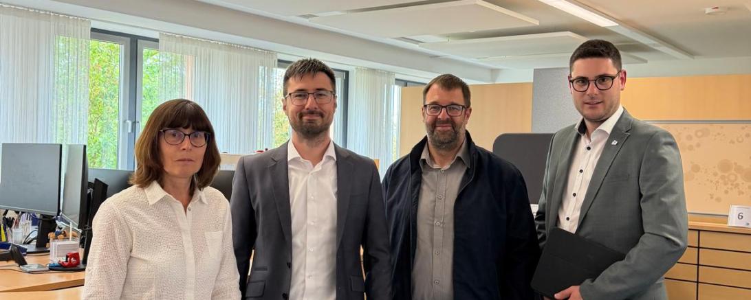 Christa Pirsig, Leiterin des Fachbereiches Verkehrswesen, Dr. Korbinian Nuber, Abteilungsleiter, Gerd Oefele, neuer Leiter der Zulassungsbehörde und Landrat Michael Dinkelmeier.
