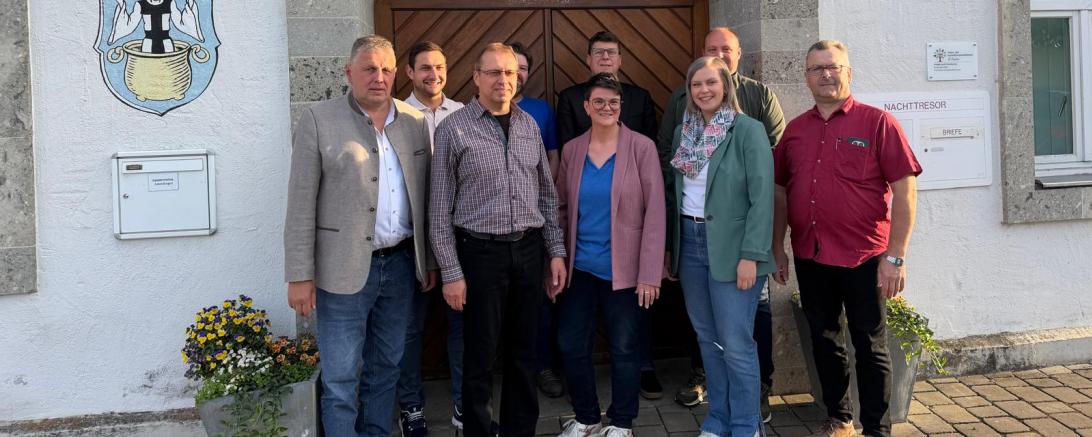 Vorne v.l.n.r.: Bürgermeister Xaver Berchtenbreiter, Markus Grandy, Pewtra Leinfelder, Tina Bschorr, Ulrich Schildenberger; hinten v.l.n.r.: Dominik Blank, Michael Sauset, Manfred Eberhardt, Achim Knöferl