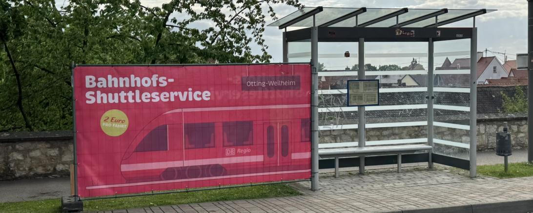 Die Bushaltestelle am Johannisweiher zum „Bahnhofs-Shuttleservice“ 