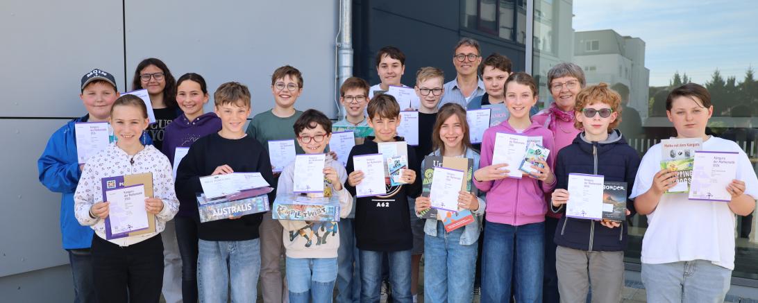 Jürgen Christ, Fachschaftsleiter Mathematik, (6. v. r., ganz hinten) und Schulleiterin Dr. Renate Rachidi (3. v. r.) gratulierten den erfolgreichen Preisträgerinnen und Preisträgern des Känguru-Wettbewerbs.