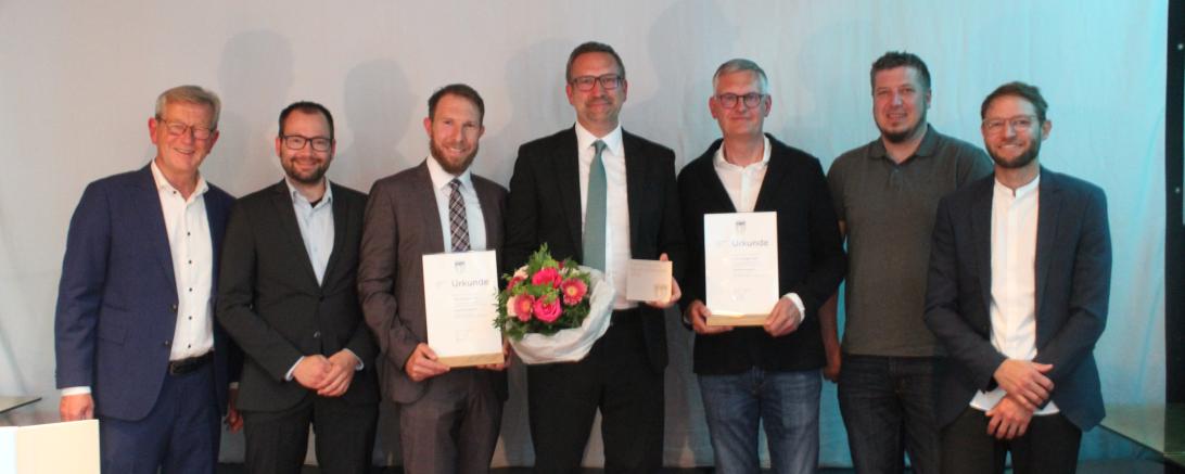 Oettinges Erster Bürgermeister Thomas Heydecker (3.v.l.), Projektmanager Martin Götz (M.) und Architekt Hans-Heinrich Häffner (3.v.r.) bei der Preisverleihung.