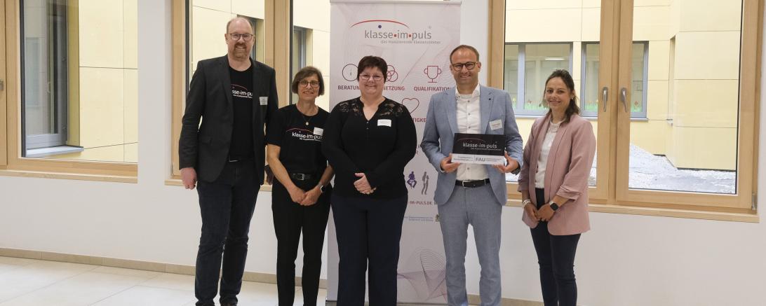 v.l.n.r.: Prof. Dr. Johannes Hasselhorn, Ministerialdirigentin Dr. Christine Modesto, Musiklehrerin Isabella Dorner, Schulleiter Tobias Freißler, Mitarbeiterin der Schulleitung Annabell Kaps