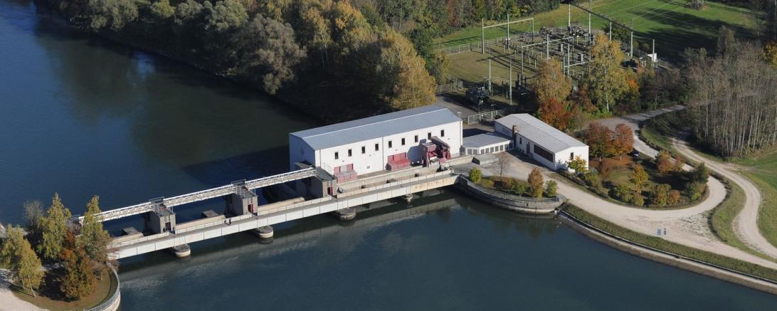 Das Kraftwerk Feldheim erzeugt im Verbund mit den vier Lechkraftwerken Ellgau, Oberpeiching und Rain jährlich 220 Millionen Kilowattstunden Strom aus erneuerbarer Energie für mehr als 80.000 Haushalte 